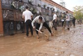 三天后，西班牙发生历史性洪灾，造成至少158人死亡，当地居民呼吁救援